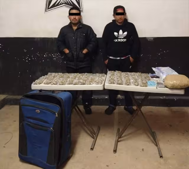 En su detención estuvo 100 dosis de marihuana, así como otro tanto de bolsas que contenían polvo blanco, aparentemente cocaína