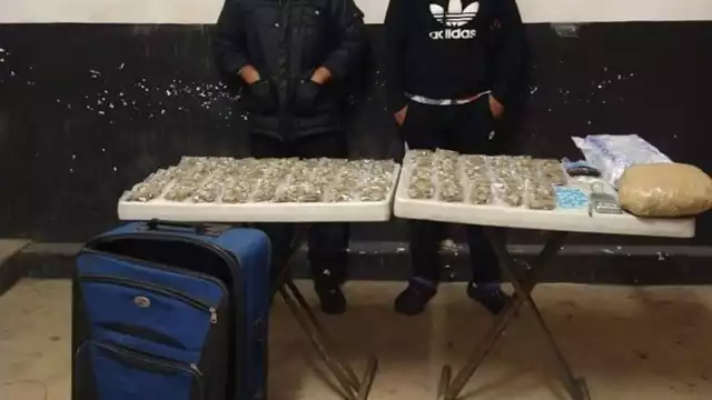 En su detención estuvo 100 dosis de marihuana, así como otro tanto de bolsas que contenían polvo blanco, aparentemente cocaína