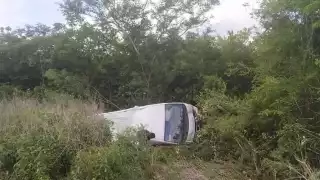 La camioneta dio varias vueltas hasta terminar dentro de la maleza