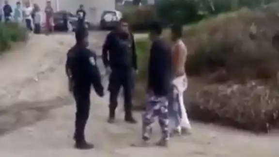 En un intento por neutralizar al civil caído, el policía apuntó a su pie, pero falló, la bala rebotó e hirió en el tórax al segundo sujeto