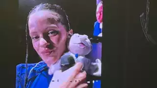 Rosalía atrapó varios de los peluches del Dr. Simi que le arrojaron