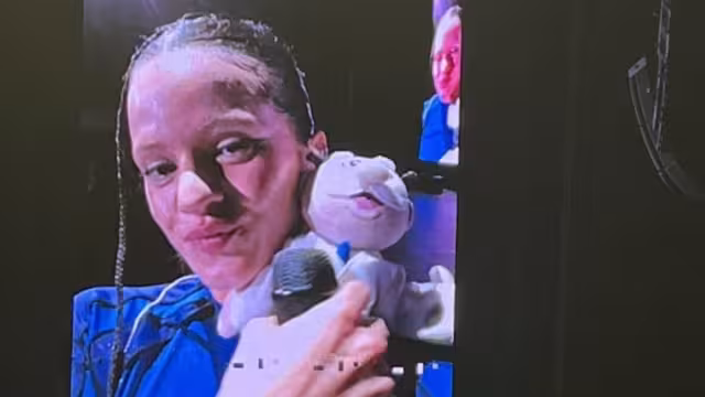 Rosalía atrapó varios de los peluches del Dr. Simi que le arrojaron