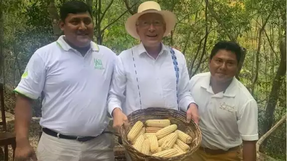 El embajador Ken Salazar disfrutó de lo que se produce en las tierras campechanas El embajador Ken Salazar disfrutó de lo que se produce en las tierras campechanas