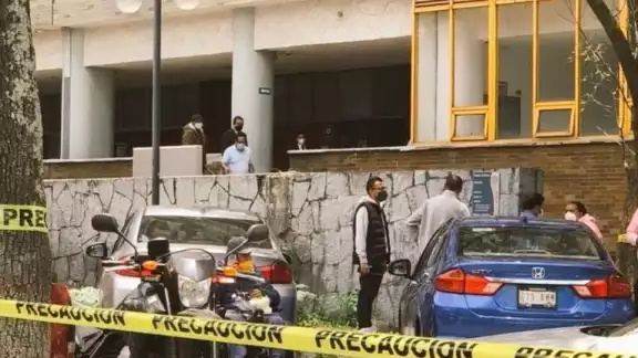La comunidad estudiantil y academica tuvo que ser desalojada tras el incidente. Foto: Twiter La comunidad estudiantil y academica tuvo que ser desalojada tras el incidente. Foto: Twiter