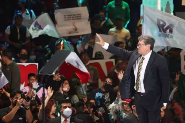 Desde la Arena México, el senador por Morena no aseguró que su registro lo vaya a efectuar en el proceso interno de ese partido