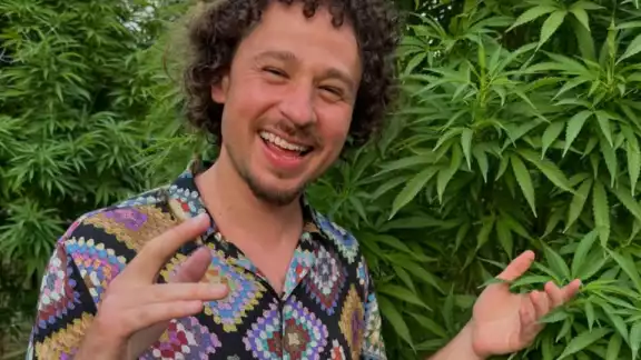 Usuarios critican a Luisito Comunica por 'promocionar' la marihuana Usuarios critican a Luisito Comunica por 'promocionar' la marihuana