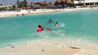 Guardavidas rescatan a mujer que era arrastrada por la marea en Isla Mujeres