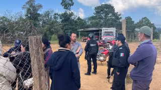 La carretera bloqueada es la que va de Acapulco a Zihuatanejo