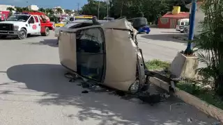 El auto quedó destrozado tras el accidente.