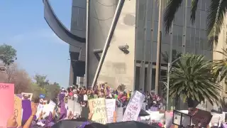 Mujeres reunidas con carteles y sus pañuelos morados