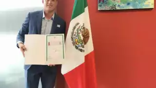 Funes Mori muestra sus documentos de ciudadanía