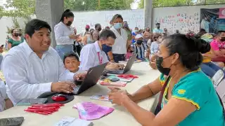 El Infonavit entregó a doña Laura las escrituras gratuitas de su casa en Mérida