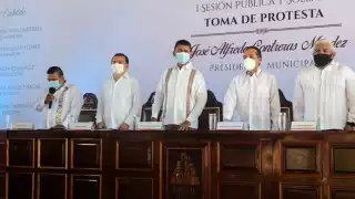 La sesión solemne se llevó a cabo en el domo de la colonia Colosio de Bacalar, donde los miembros del Ayuntamiento rindieron protesta