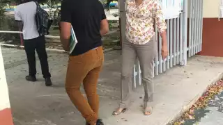 Los alumnos son desinfectados en la entrada