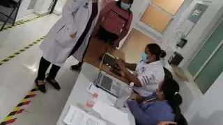 Se aplica la vacuna al persona médico