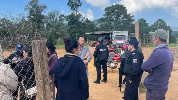 La carretera bloqueada es la que va de Acapulco a Zihuatanejo
