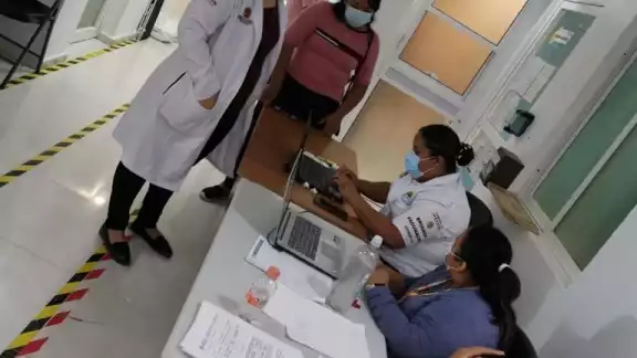 Se aplica la vacuna al persona médico Se aplica la vacuna al persona médico