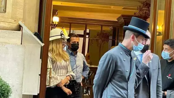 Enrique Peña Nieto se encuentra en Roma y fue captado por unas mujeres Enrique Peña Nieto se encuentra en Roma y fue captado por unas mujeres
