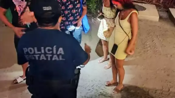 La policía asignada a Holbox, refuerza el trabajo de proximidad social, para concientizar a los locales y turistas La policía asignada a Holbox, refuerza el trabajo de proximidad social, para concientizar a los locales y turistas