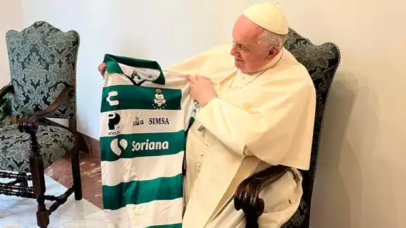 Atlas y Santos mandaron su playera de regalo al Papa Francisco hasta Roma Atlas y Santos mandaron su playera de regalo al Papa Francisco hasta Roma