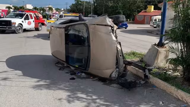El auto quedó destrozado tras el accidente.
