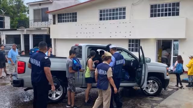 Los elementos de la Secretaría de Marina brindaron su apoyo a las personas que se vieron afectadas pr el paso del Huracán Hilary