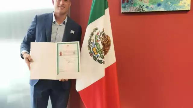 Funes Mori muestra sus documentos de ciudadanía