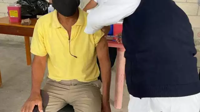 Adultos mayores de 60 años que se encuentran privados de su libertad reciben su vacuna contra el COVID-19