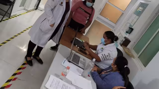 Se aplica la vacuna al persona médico