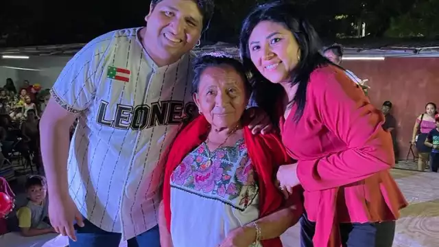 El Secretario convivió con las reinas del hogar en un evento