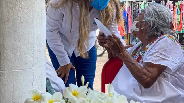 Pili Santos fue bien recibida por locatarios en su gira por el mercado de Izamal