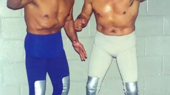 Se dice que la pose surgió luego de que se le tomara una foto sorpresiva a los astros de la lucha libre en México