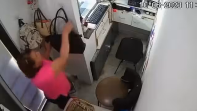 La mujer tenía dos días trabajando en el sitio cuando cometió el atraco