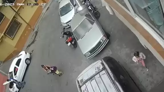 Madre golpea a sus dos hijas en calles de Cuautepec, CDMX Madre golpea a sus dos hijas en calles de Cuautepec, CDMX