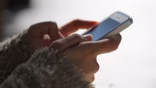 UNAM descarta prohibir celulares en clases y apuesta por regular su uso con enfoque educativo