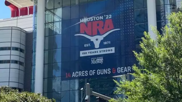 La Asociación Nacional del Rifle se está realizando a tres días de la masacre en una primaria de Texas