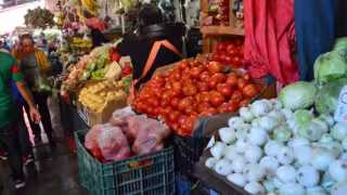 Jitomate, papas y comida en fondas llevan inflación a  4.02% durante febrero