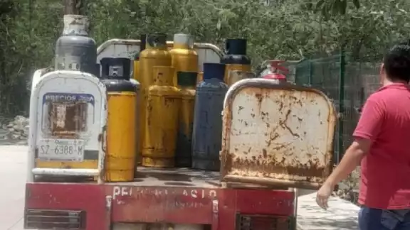 La menor quedó prensada entre una pared y el camión de gas