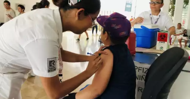 Las autoridades recomiendan vacunarse y usar cubrebocas en caso de presentar síntomas respiratorios