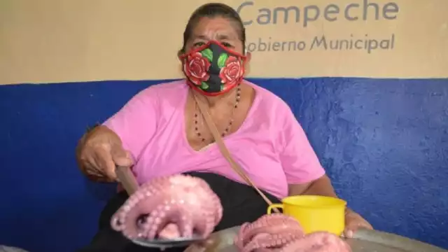 Las pulperitas se encargan de vender el octópodo cocido en el malecón de Campeche