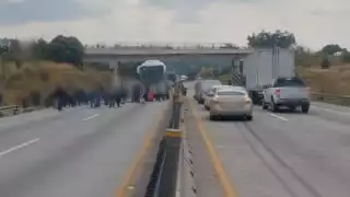 La autopista se mantiene bloqueada desde hace algunas horas