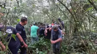 Diversas personas acudieron para ayudar a recuperar los cuerpos