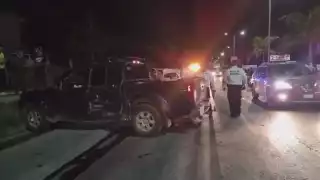 La camioneta quedó atravesada a media carretera tras el accidente
