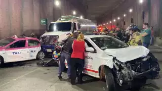 Pipa sin frenos causa carambola en CDMX
