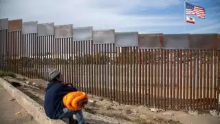 Los migrantes son procesados ??por la Patrulla Fronteriza de EE.UU. después de que cruzaron ilegalmente