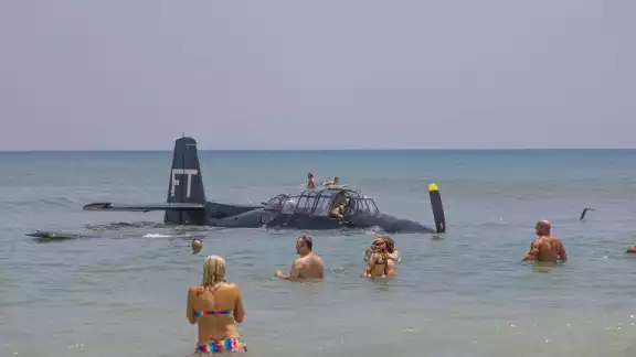 Los turistas se acercaron a la aeronave en cuanto aterrizó
