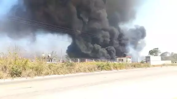 Bomberos y personal de Protección Civil necesitaron más de dos horas para extinguir las fuertes llamaradas Bomberos y personal de Protección Civil necesitaron más de dos horas para extinguir las fuertes llamaradas