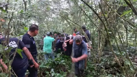 Diversas personas acudieron para ayudar a recuperar los cuerpos Diversas personas acudieron para ayudar a recuperar los cuerpos