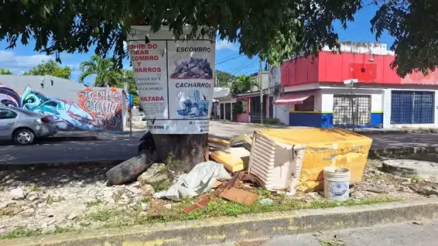 Habitantes criticaron que gente de la zona no respeta los letreros de “prohibido tirar desperdicios” del Ayuntamiento