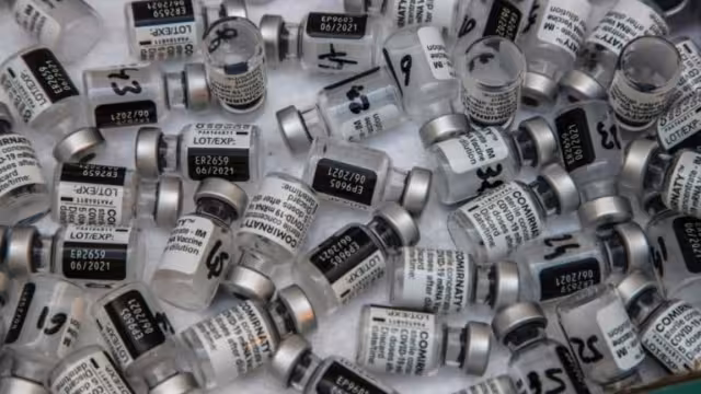 Las vacunas contra el COVID-19 pueden ser menos efectivas frente a o´micron: OMS